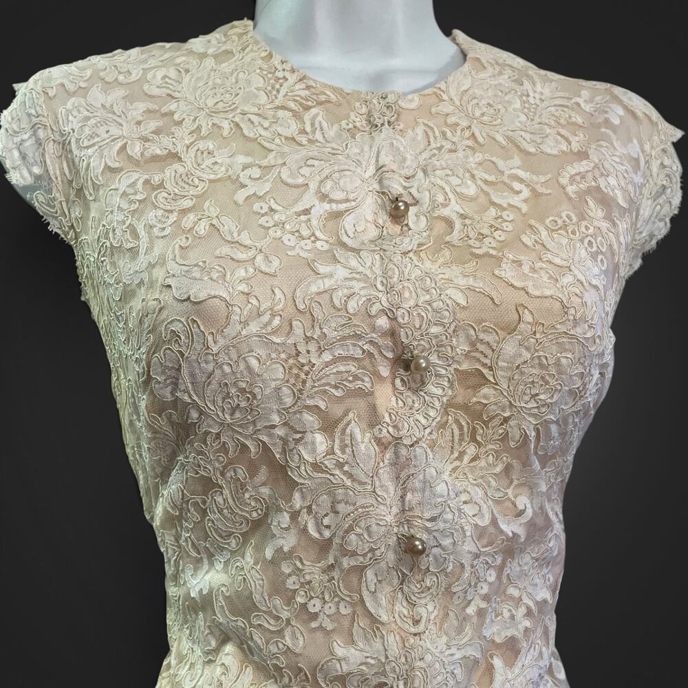 Vintage 1960s Sisto’s Ivory/Blush Corded Lace Pearl Button Cocktail Sheath Dress - Picture 2 of 9